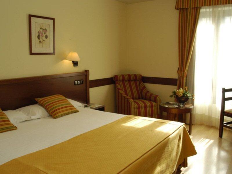 Hotel Oriente Zaragoza Szoba fotó
